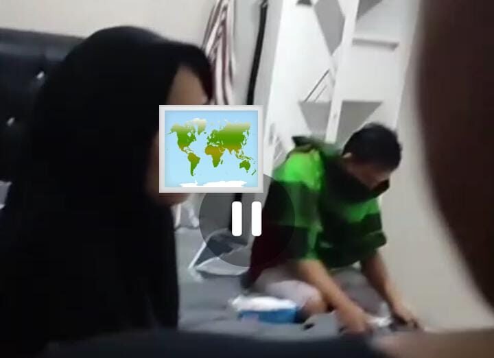 **ASN Kaur Dilaporkan Suami ke Inspektorat, Dugaan Perselingkuhan Disertai Bukti Video** **Kaur** – Dugaan perselingkuhan yang melibatkan seorang Aparatur Sipil Negara (ASN) di lingkungan Pemerintah Kabupaten Kaur dilaporkan ke Inspektorat setempat, setelah suami korban mengaku memergoki langsung kejadian tersebut di sebuah hotel di Bengkulu. Laporan itu diajukan oleh pria berinisial EA (34), warga Kecamatan Talo, pada Senin (20/4/2026). Ia melaporkan istrinya, FTN, yang diketahui bertugas di salah satu Organisasi Perangkat Daerah (OPD) Kabupaten Kaur, bersama seorang pria berinisial NU yang berstatus Calon Pegawai Negeri Sipil (CPNS). “Benar, saya telah melaporkan istri saya bersama pria yang diduga selingkuhannya ke Inspektorat Kaur. Saya juga sempat mendapati mereka di salah satu hotel di Bengkulu, dan memiliki bukti berupa video serta foto yang sudah dilampirkan,” ujar EA. Ia menjelaskan, dugaan perselingkuhan tersebut sempat memicu mediasi di rumah Ketua RT setempat di lokasi kejadian. Namun, persoalan belum menemukan titik temu sehingga ia memilih menempuh jalur resmi melalui Inspektorat. Menurut EA, kecurigaan terhadap hubungan tersebut sebenarnya sudah muncul sejak sekitar satu bulan terakhir. Namun saat itu ia belum memiliki bukti kuat meski telah menerima sejumlah informasi dari pihak lain. “Sekarang semuanya sudah jelas karena saya melihat langsung dan memiliki bukti,” katanya. Dalam video yang beredar berdurasi lebih dari satu menit, terlihat perdebatan antara EA dan FTN di lokasi kejadian. Sementara seorang pria yang diduga NU tampak berada di lokasi dan menutupi wajahnya. Informasi yang dihimpun, dugaan perselingkuhan ini terjadi di salah satu penginapan kawasan Pantai Panjang, Kota Bengkulu, dan sempat diketahui warga sekitar saat penggerebekan berlangsung. Sumber yang enggan disebutkan namanya menyebut, kedua terduga merupakan pegawai di kantor OPD yang sama di lingkungan Pemkab Kaur. “Seharusnya sebagai abdi negara mereka bisa menjaga integritas dan moral,” ujarnya. Hingga berita ini diturunkan, belum ada keterangan resmi dari pihak FTN maupun NU terkait laporan tersebut. Inspektorat Kabupaten Kaur juga belum memberikan tanggapan atas aduan yang telah masuk. Kasus ini menjadi sorotan karena melibatkan aparatur sipil negara yang dituntut menjaga etika dan perilaku sesuai ketentuan yang berlaku.