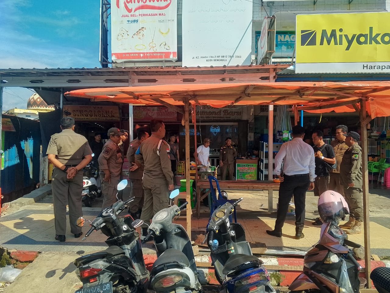 Satpol PP Bongkar Lapak PKL di Trotoar, Tindak Laporan Pedagang Bengkulu Satpol PP Bongkar Lapak PKL di Trotoar, Tindak Laporan Pedagang Bengkulu