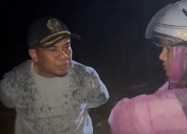 Ketua DPRD Kabupaten Lebong, Carles Ronsen, turun langsung meninjau lokasi banjir bandang yang merendam sedikitnya empat kecamatan dengan ketinggian air mencapai dada orang dewasa, bahkan di beberapa titik hampir menyentuh plafon rumah warga, Minggu (5/4/2026).