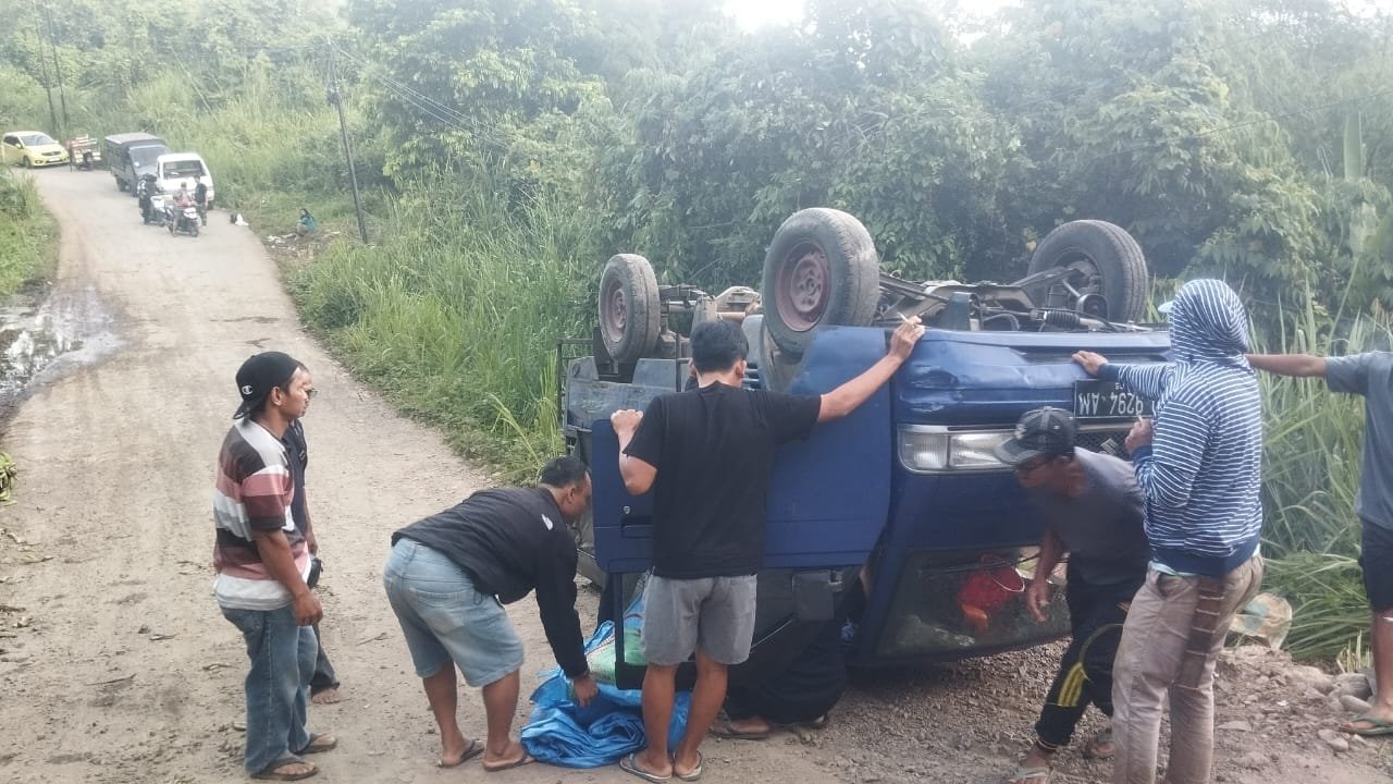 Breaking News: Dua Mobil Kecelakaan di Jalan Retak Rimbo Pengadang Lebong