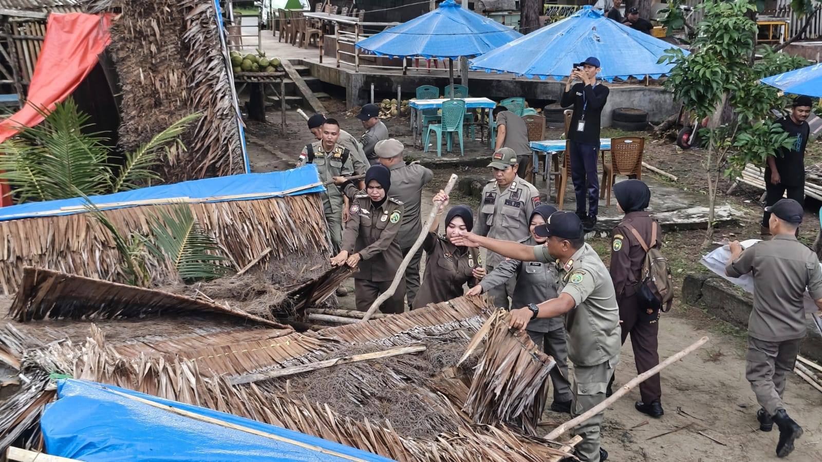 Pemkot Bengkulu Kerahkan Tim Gabungan Bersihkan Puing Pondok Pantai Panjang