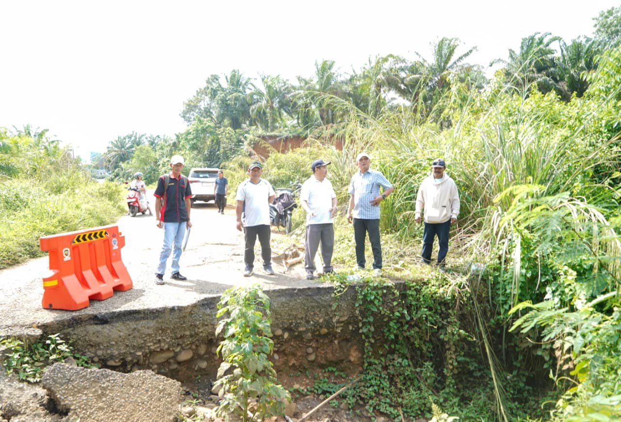 Sekda Seluma Tandai Perbaikan Jalan Amblas menuju Pasar Sembayat