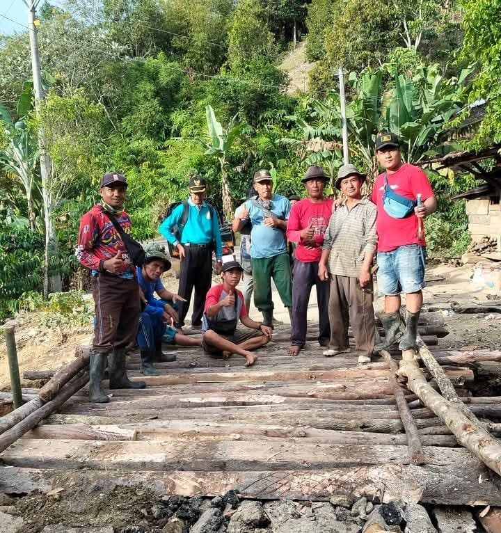 Revi Doyosi Turun Gotong Royong, Warga Bangun Jembatan Darurat di Topos Revi Doyosi Turun Gotong Royong, Warga Bangun Jembatan Darurat di Topos