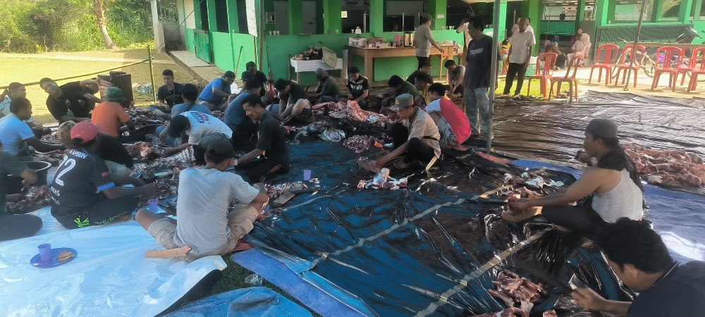 Masjid Nurmiah Tebat Rapak Sembelih 8 Ekor Sapi dan 1 Kambing Kurban, Bagikan 670 Kupon