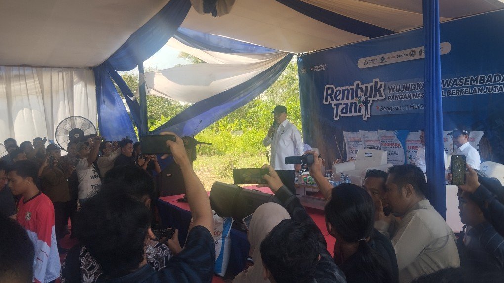 Zulhas Tinjau Rembuk Tani di Bengkulu, Soroti Harga Gabah dan Pupuk Zulhas Tinjau Rembuk Tani di Bengkulu, Soroti Harga Gabah dan Pupuk