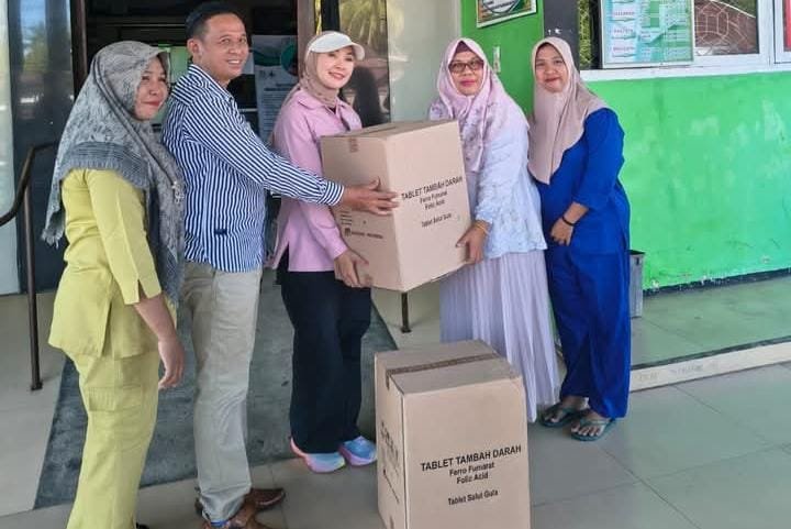 Puskesmas Tes Terima Bantuan Obat dari Erna Sari Dewi untuk Ibu dan Remaja