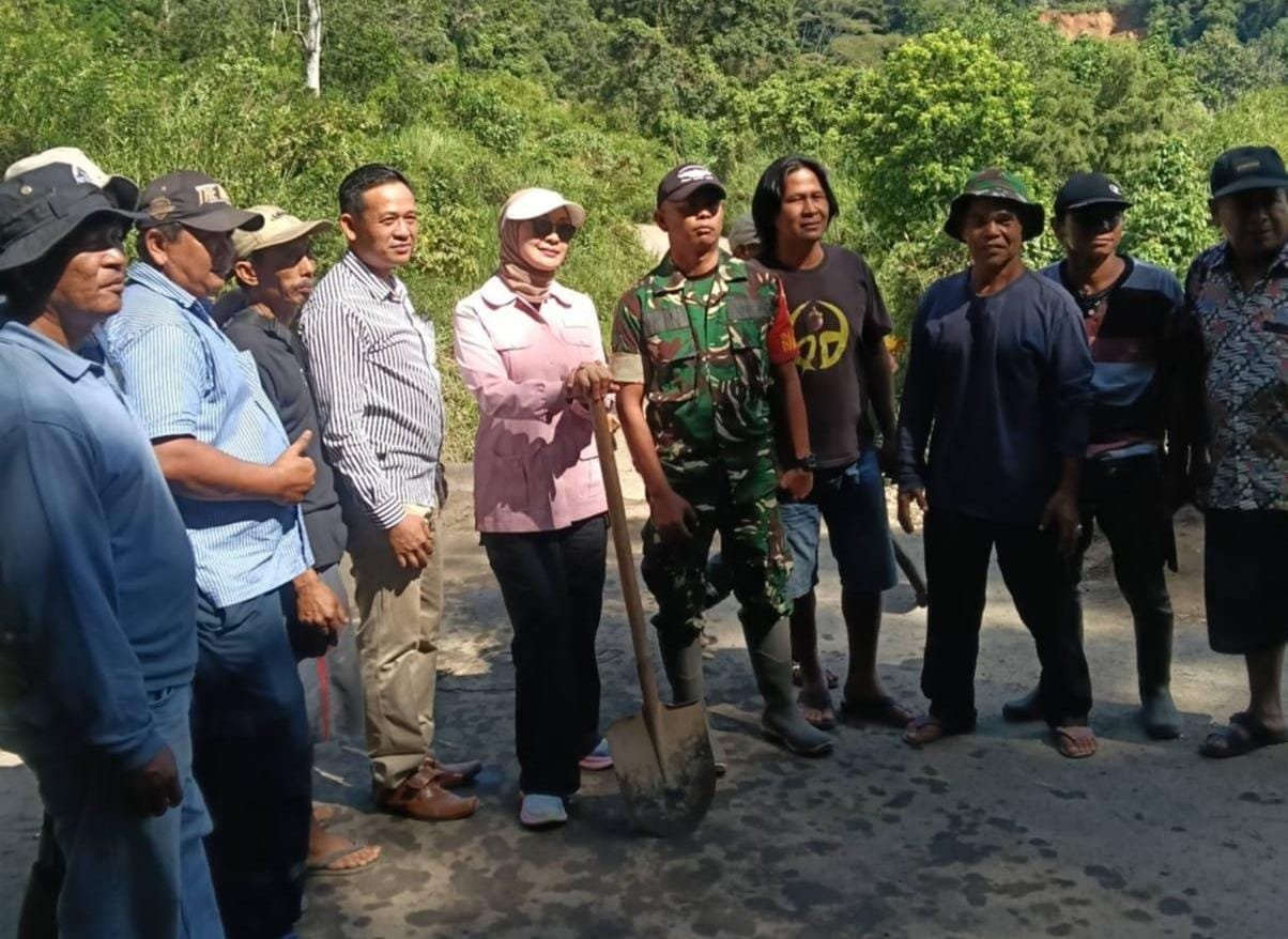 Ketua Komisi III DPRD Lebong Dampingi Erna Sari Dewi Tinjau Jalan Longsor Talang Ratu