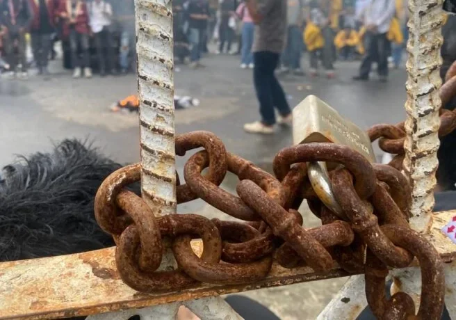 Mahasiswa Segel Gerbang DPRD Bengkulu, Soroti Anggaran Pendidikan dan Nasib Guru
