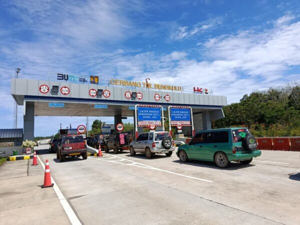 Arus Balik Mulai Padati Tol Bengkulu–Taba Penanjung, Trafik Kendaraan Naik 6 Persen Arus Balik Mulai Padati Tol Bengkulu–Taba Penanjung, Trafik Kendaraan Naik 6 Persen