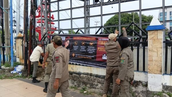 Satpol PP Tertibkan Spanduk Kasus Arisan Bodong, Korban Pertanyakan Kebijakan Pemkot