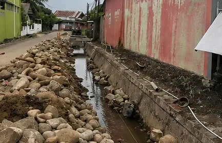 Dedy Wahyudi Tinjau Pelebaran Drainase Rawa Makmur, Penanganan Banjir Diprioritaskan Bertahap