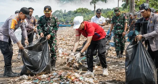 Gerakan Radin Inten Asri Satukan Ribuan Personel Bersihkan Pantai Bengkulu