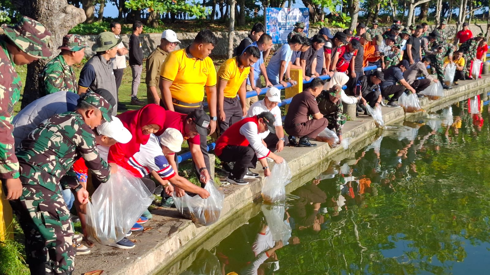 Pemprov Bengkulu dan TNI Perkuat Gerakan Radin Inten Asri, Pantai Dibersihkan dan 2.500 Bibit Ikan Ditebar