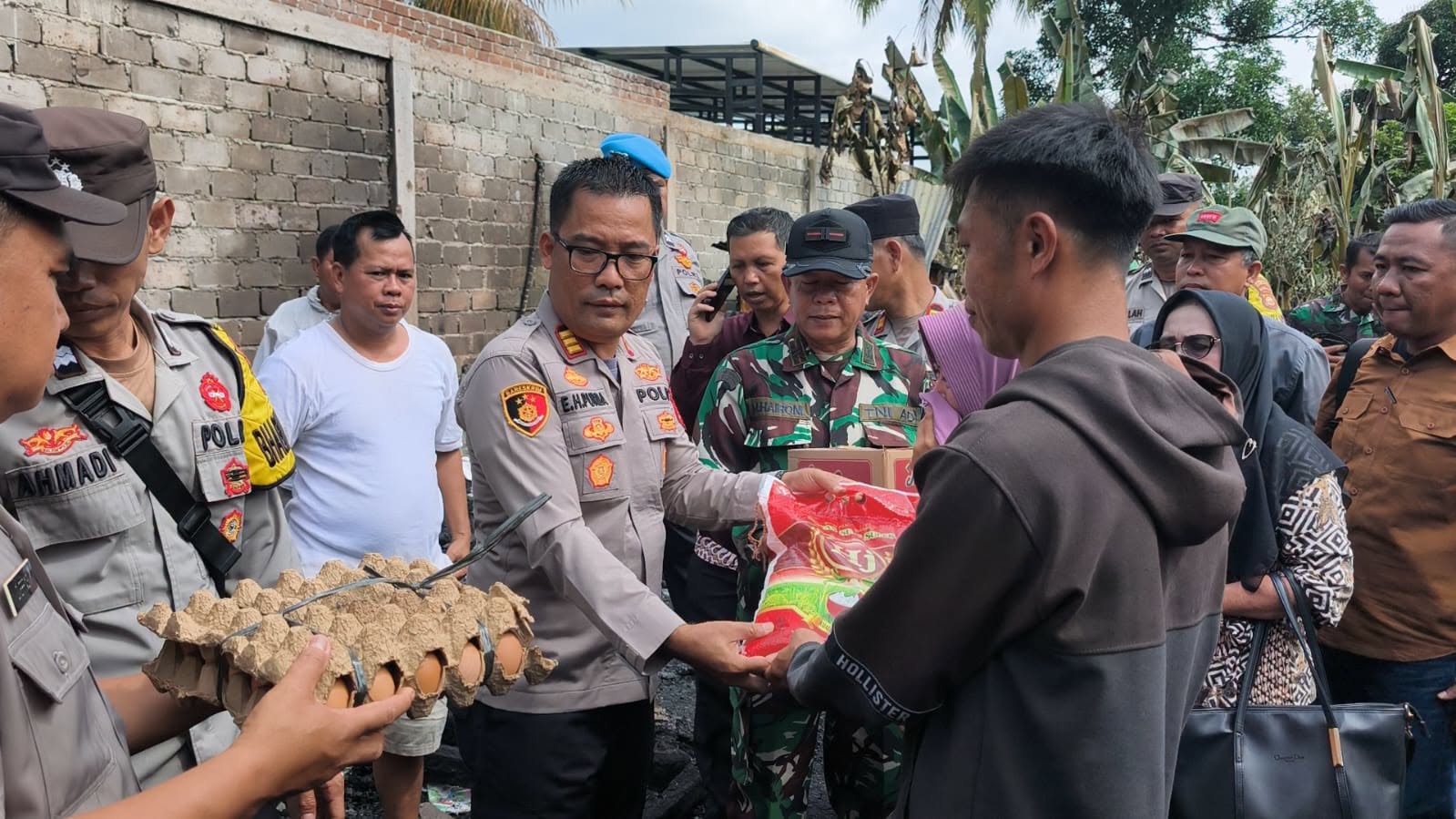 Polsek Padang Ulak Tanding Salurkan Bantuan bagi Korban Kebakaran di Rejang Lebong