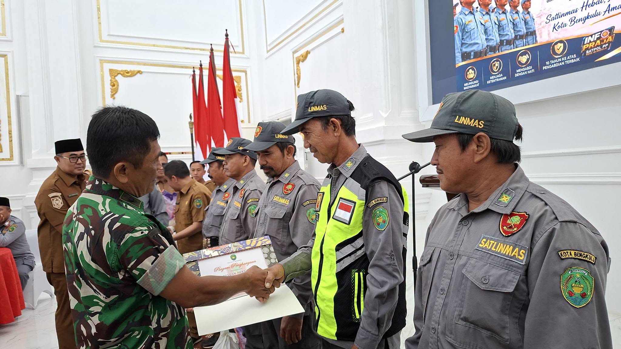 Dedy Wahyudi Beri Penghargaan 137 Anggota Satlinmas, Apresiasi Pengabdian Jaga Kota Bengkulu