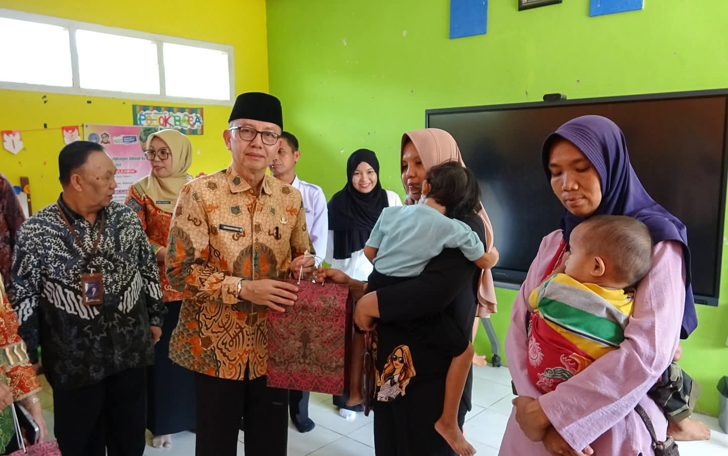 Asisten Kesra Seluma Dampingi BKKBN Tinjau Lokasi Program Tamasya dan Bantuan Rumah Layak Huni