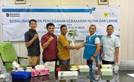 PLN Indonesia Power PLTA Musi Gandeng Warga Cegah Karhutla, Bagikan Bibit Pohon Buah
