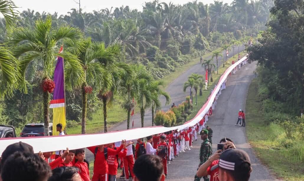 Bupati Teddy Pimpin Kirab Bendera 2.003 Meter, Simbol Sejarah Kabupaten Seluma