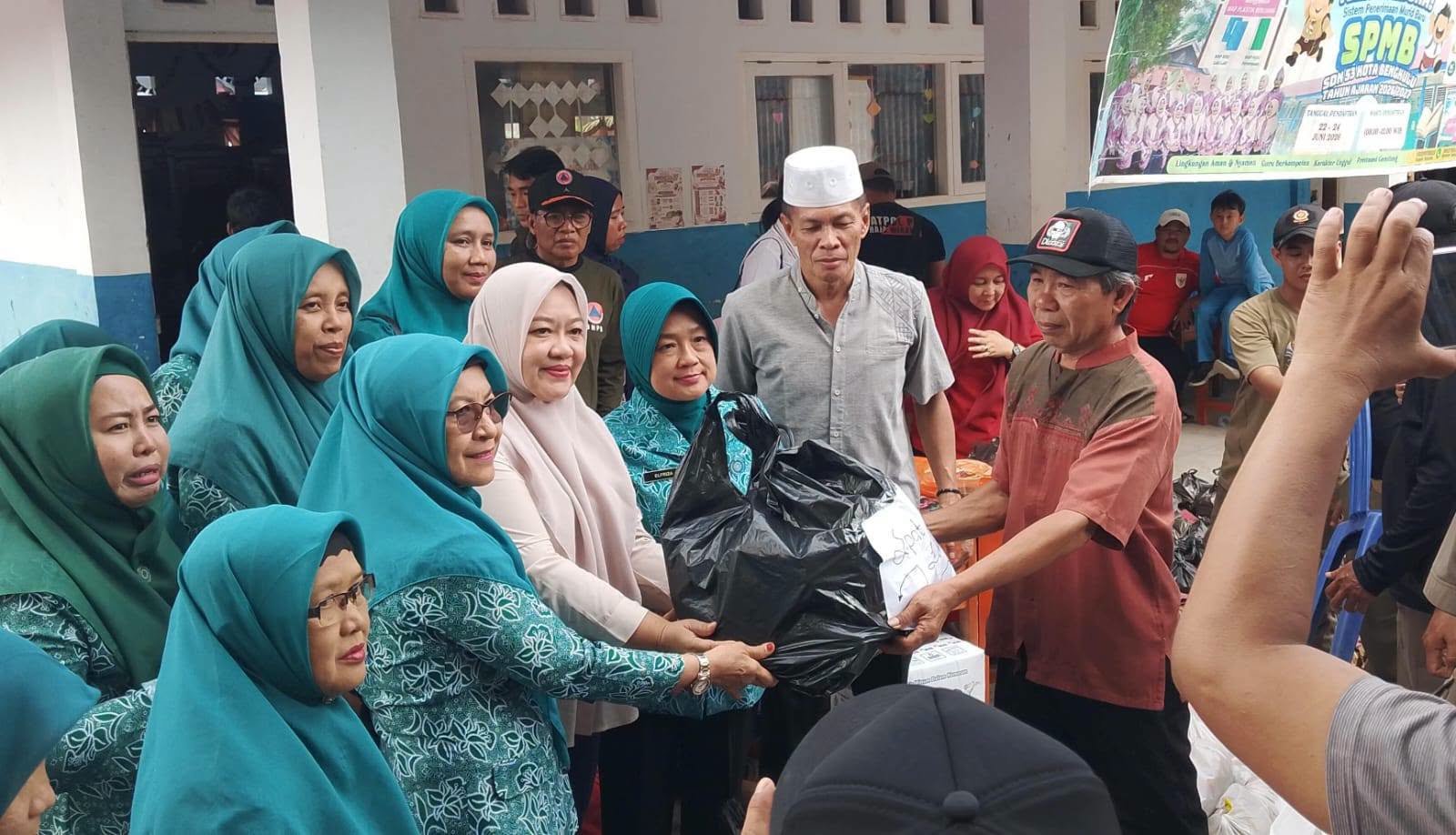DWP dan PKK Kota Bengkulu Salurkan Bantuan Korban Kebakaran Pengantungan
