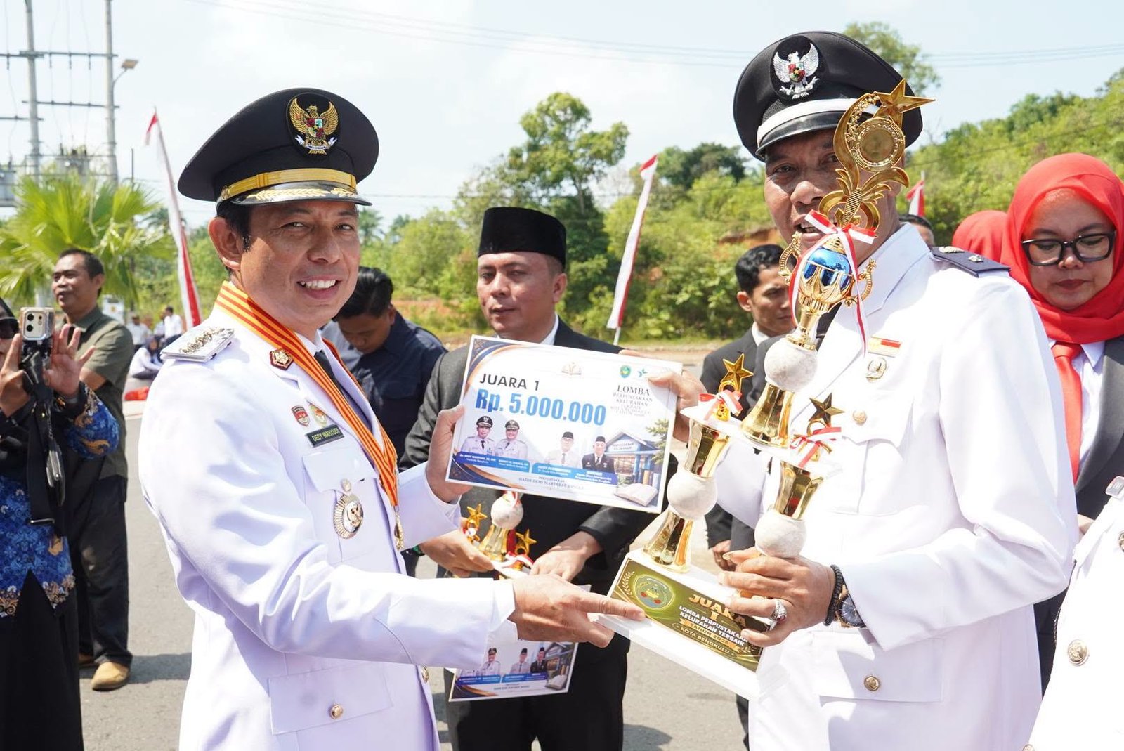 Dedy Wahyudi Serahkan Penghargaan Kebersihan dan Literasi, OPD Diminta Terus Berbenah