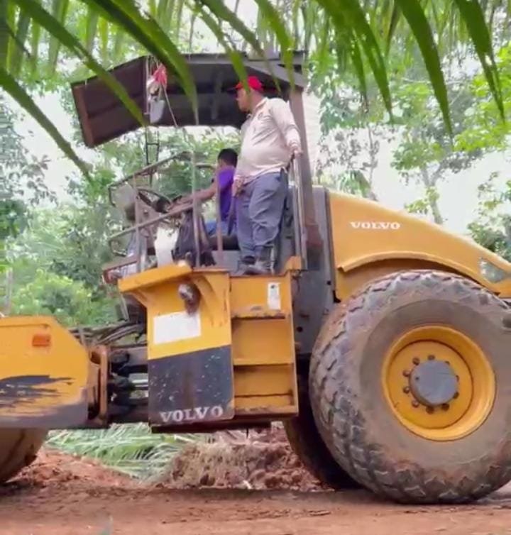 Jalan Sentra Produksi Pertanian Desa Pagar Agung Dibangun Swadaya dan CSR PT SIL