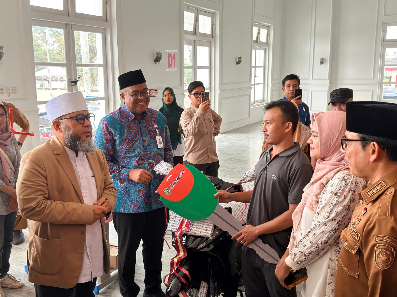 Helmi Hasan Salurkan Motor dan Mesin Jahit untuk Korban Kebakaran Bengkulu