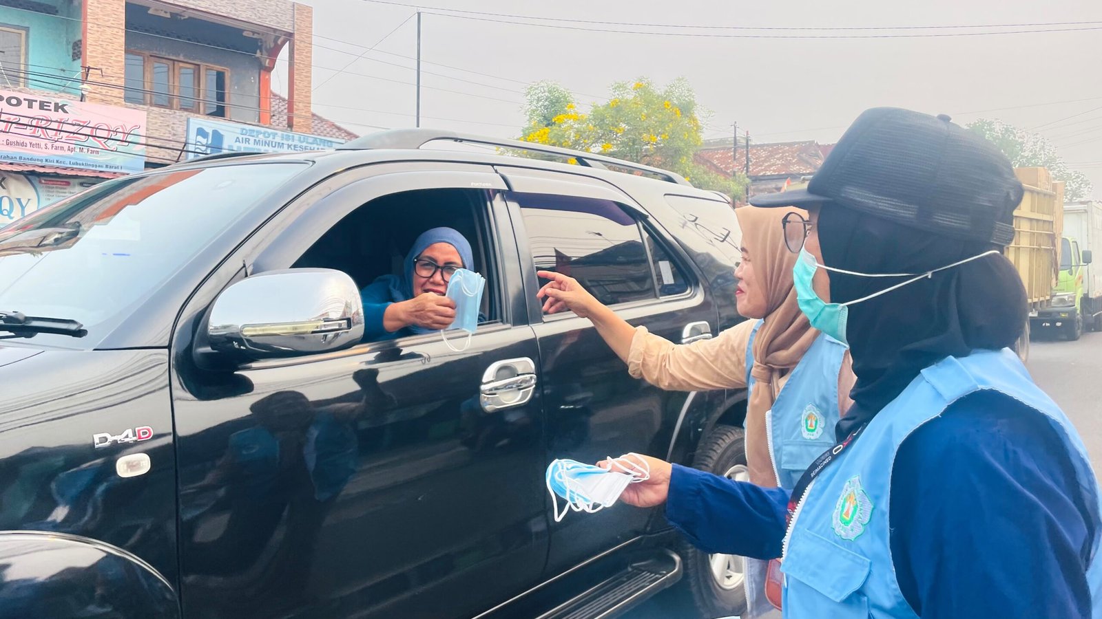 Kabut Asap Kian Pekat, TKSK dan Karang Taruna Linggau Kembali Bagikan Ribuan Masker
