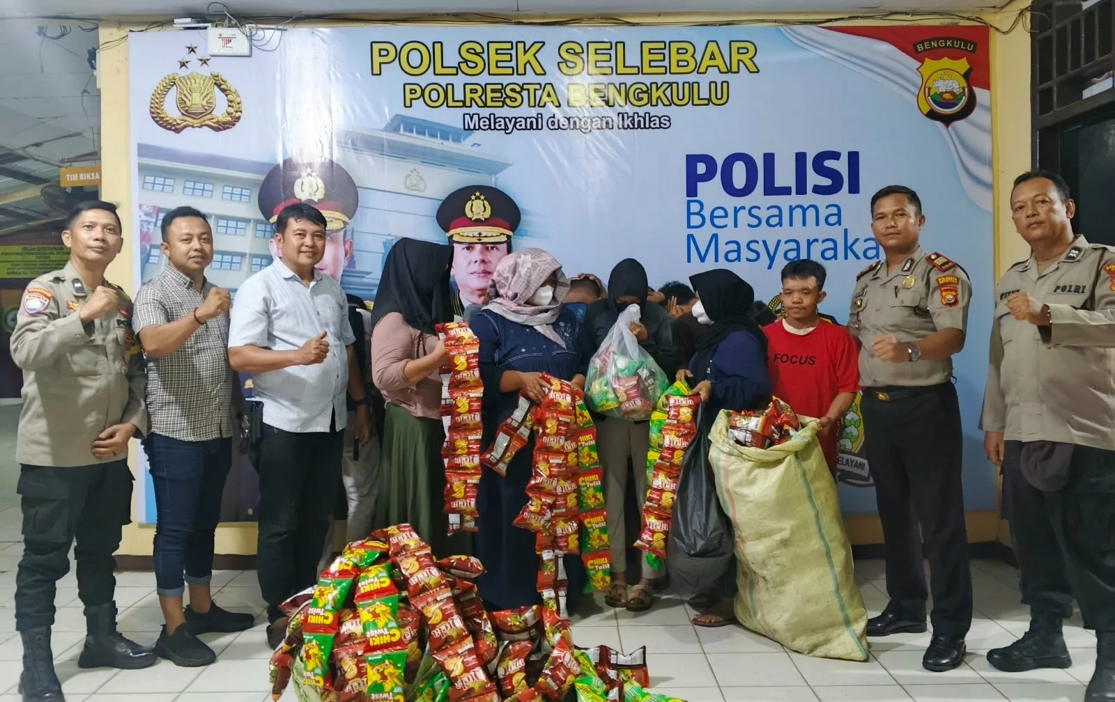 Polisi Amankan 12 Orang Diduga Ambil Makanan Ringan dari Gudang Terbakar di Bumi Ayu Bengkulu